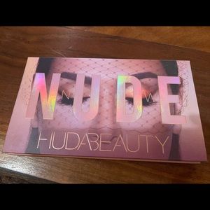 HUDA BEAUTY eyeshadow palette